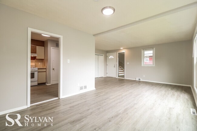 Building Photo - Do not miss out on this adorable 3BR 2.5BA...