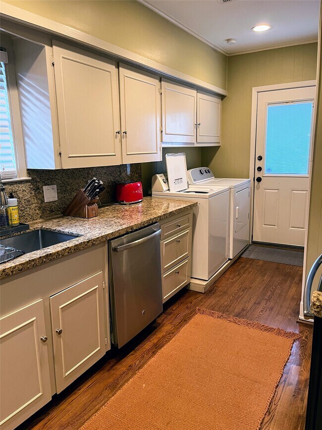 Building Photo - 2106 Colquitt St