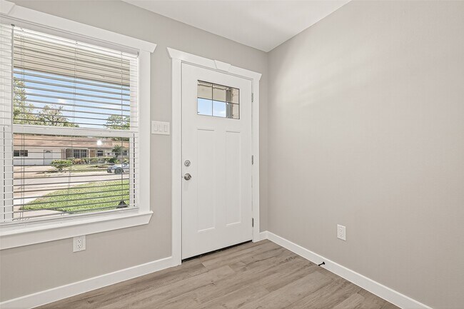 Foto del edificio - 10531 Royal Oaks Dr