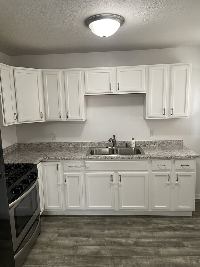 Kitchen - 526 E Wilson Ave