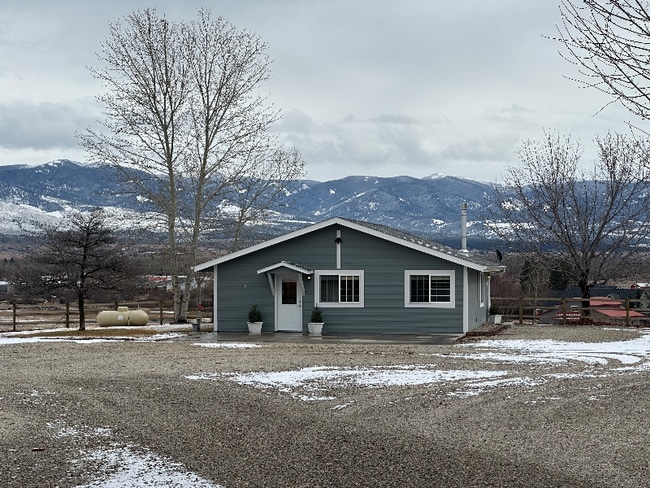 Building Photo - 1334 Country Rd