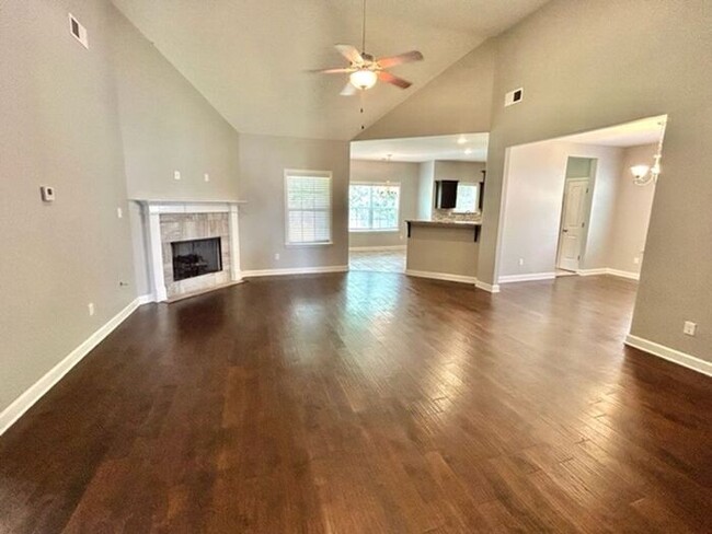 Building Photo - Now leasing a spacious 4-bedroom 3 bath ho...