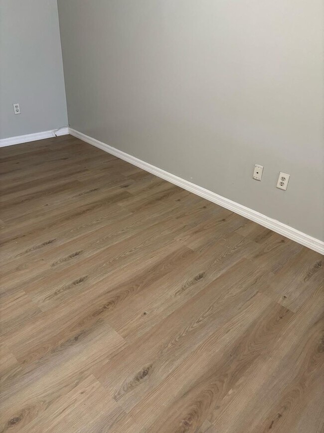 Building Photo - For Rent – Cozy 2 Bed / 1 Bath Home in Zep...