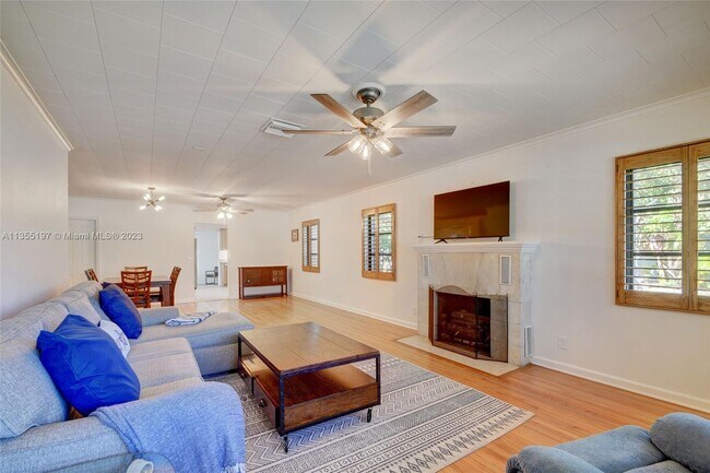 Building Photo - 1023 S Palmway