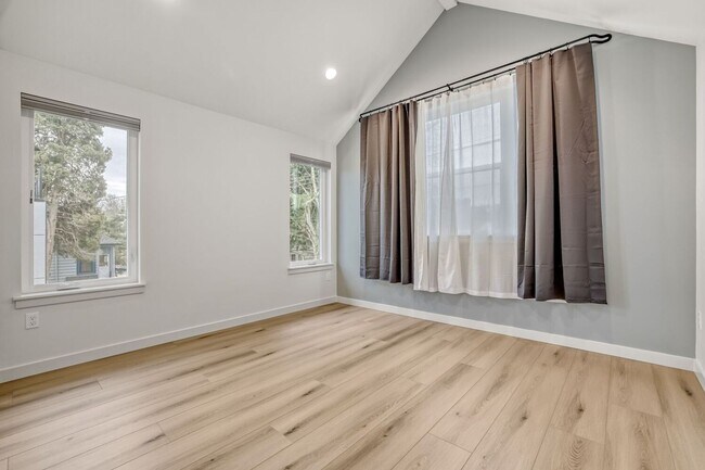 Foto del edificio - New Construction 2Bed/2Bath with Roof Top View of Green Lake!