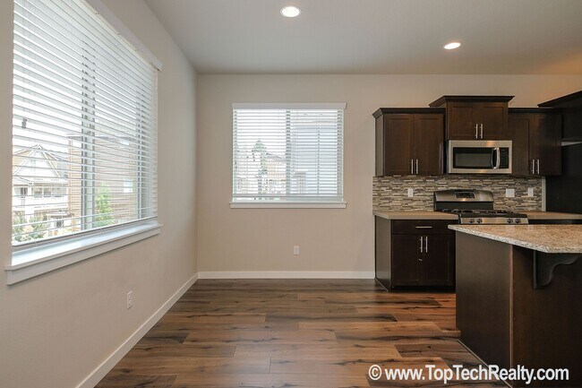 Foto del edificio - Outstanding 3BD + Den/Office Home at 45 Ce...