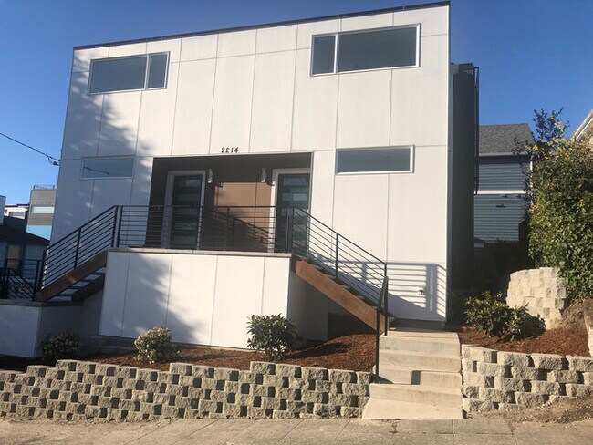 Building Photo - 2212 E Spruce St