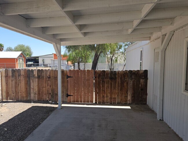 Building Photo - 2 Bed/1 Bath Mobile one block from the River