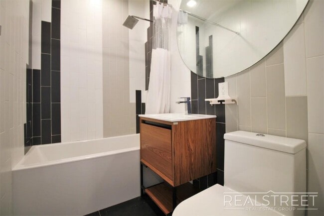 Building Photo - Luxury studio in Bushwick with Balcony & R...
