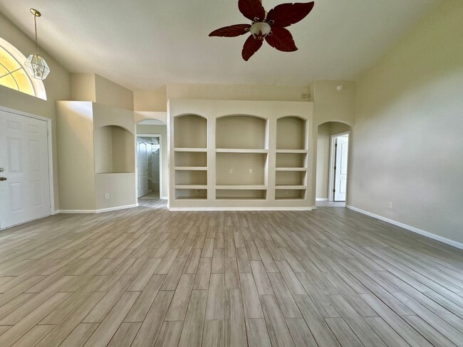 Building Photo - 3 Bedroom 2 Bathroom in Clermont