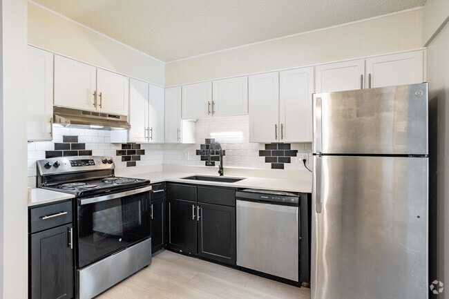 1BR, 1BA - 730SF - Kitchen - Twin Fountain Apartments