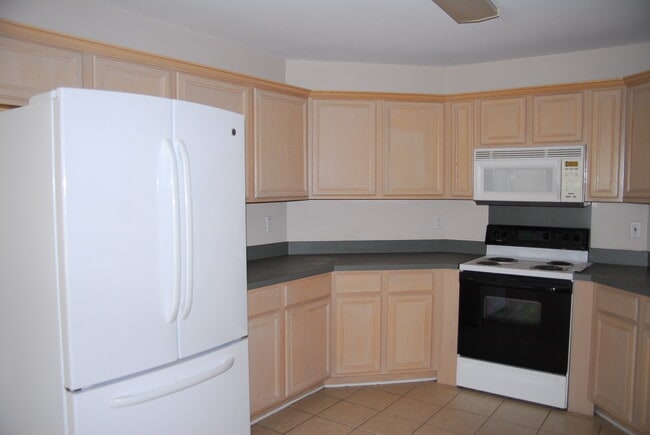 Building Photo - 17336 Meadowbrook Dr