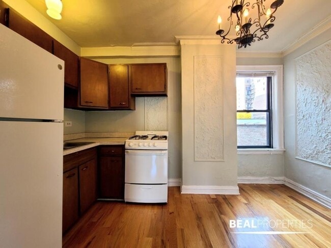 Building Photo - 0 bedroom in CHICAGO IL 60610