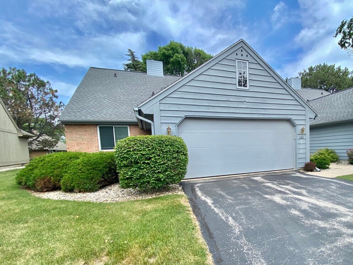2316 Bancroft Ct, Mequon, WI 53092 Condo for Rent in Mequon, WI