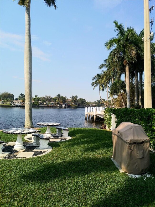 Foto del edificio - 1881 Middle River Dr