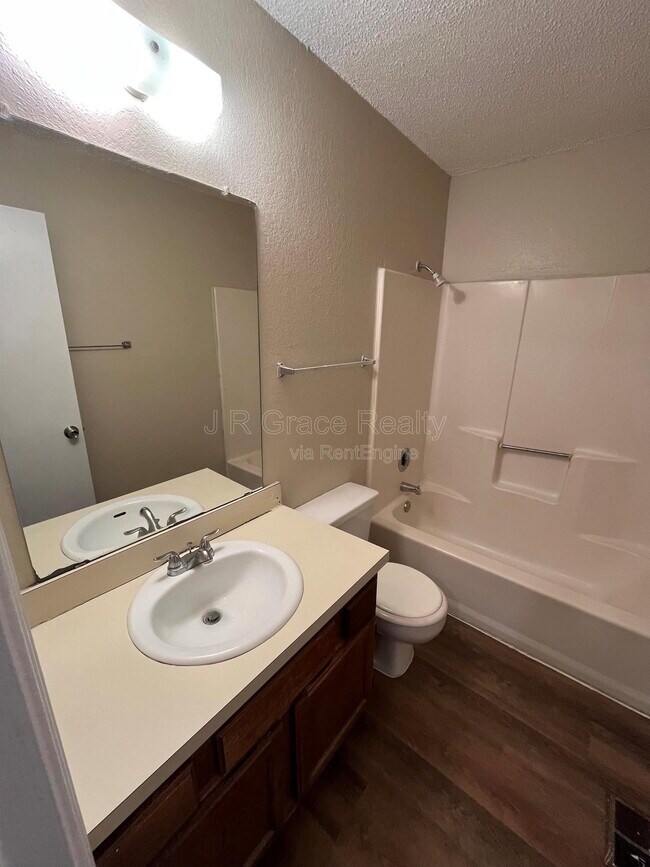 Foto del edificio - 5911 Shadydell Dr