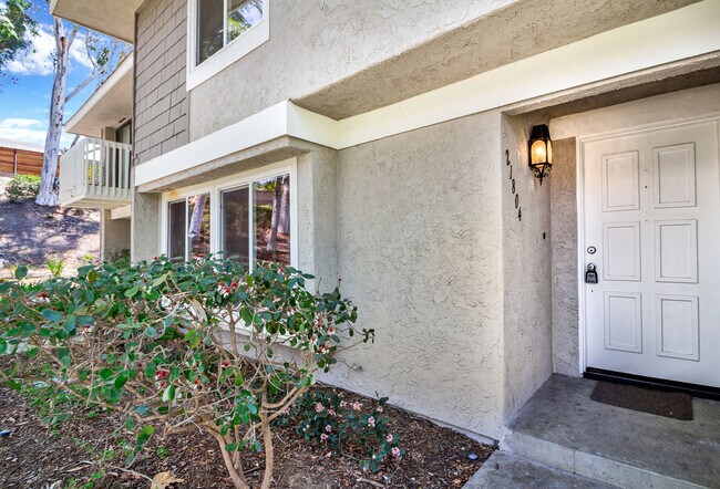 Foto del edificio - Live by the Lakeside -  Upgraded Spacious TOWNHOME in Lakeside Park