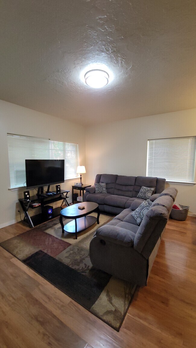 Sala de estar compartida - 2127 S Leadville Ave