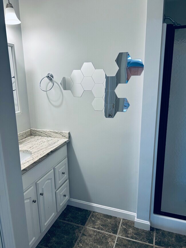 Foto del edificio - 4 Levesque Dr