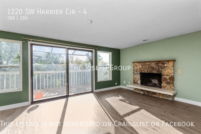 Building Photo - Remarkable 3BD/2BA End Unit in Oak Harbor!