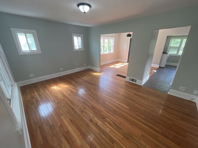 Foto del edificio - "Charming 2-Bedroom Oasis: Your Perfect Bl...