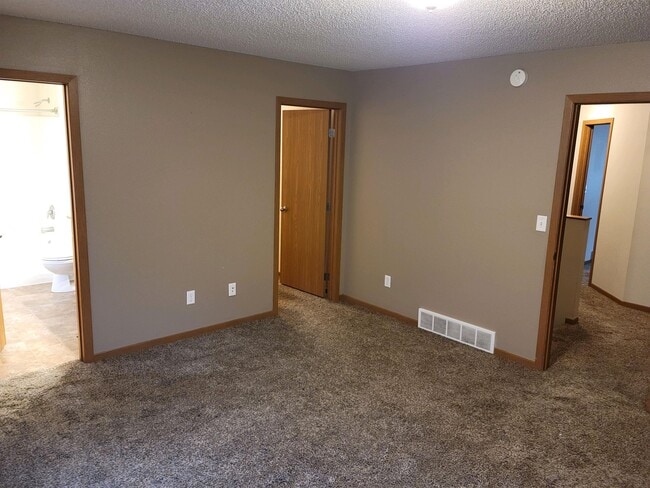 Building Photo - 4241 Estate Dr S