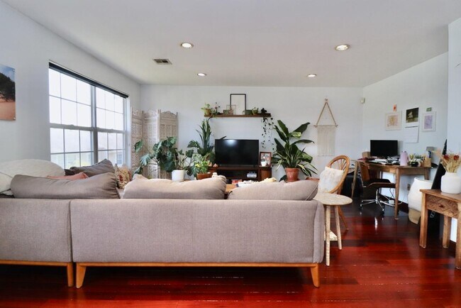 Foto del edificio - 64 Bergen Ridge Rd