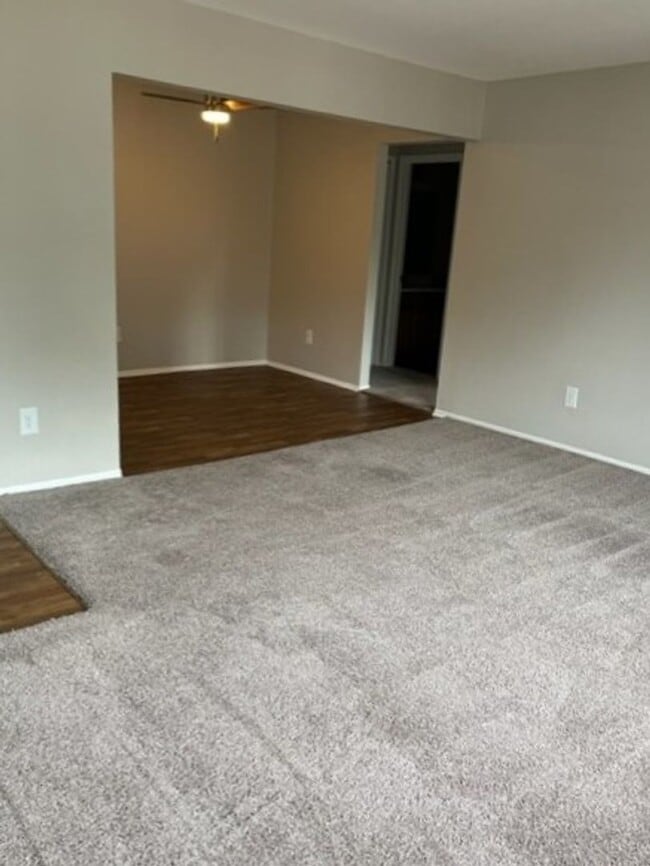Building Photo - 1 bedroom/1 bathroom Near Downtown Rochester!