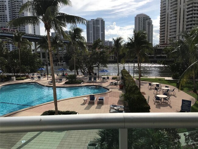 Foto del edificio - 19390 Collins Ave