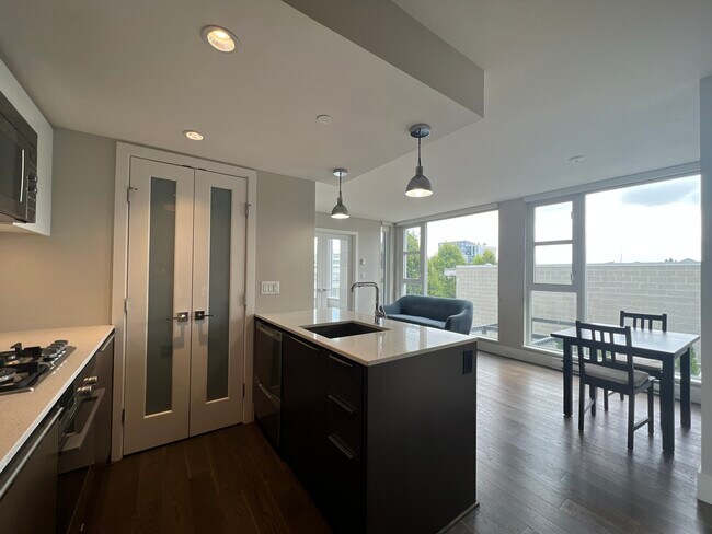 Building Photo - 538 7th Av W