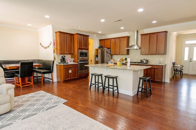 Foto del edificio - Beautiful 3 Bed/2.5 Bath Townhome Nestled ...