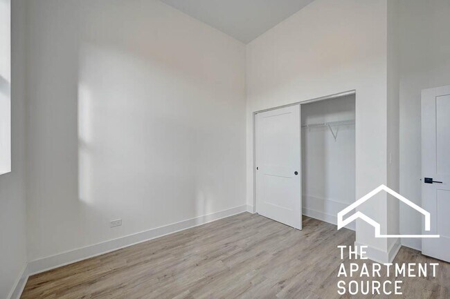 Building Photo - Beautiful 2 Bed in Lincoln Square
