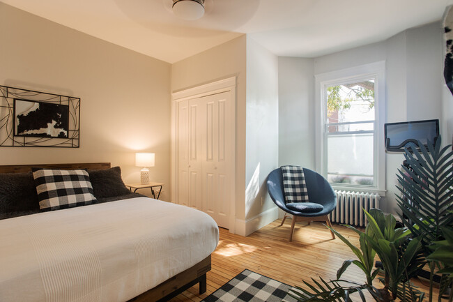 Sunlit Spacious Bedroom with High Ceilings - 127 Cumberland Ave