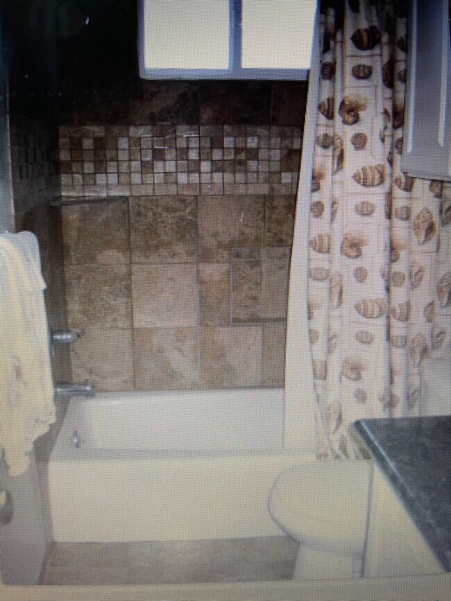 Tiled bathroom - 5004 Seashore Dr