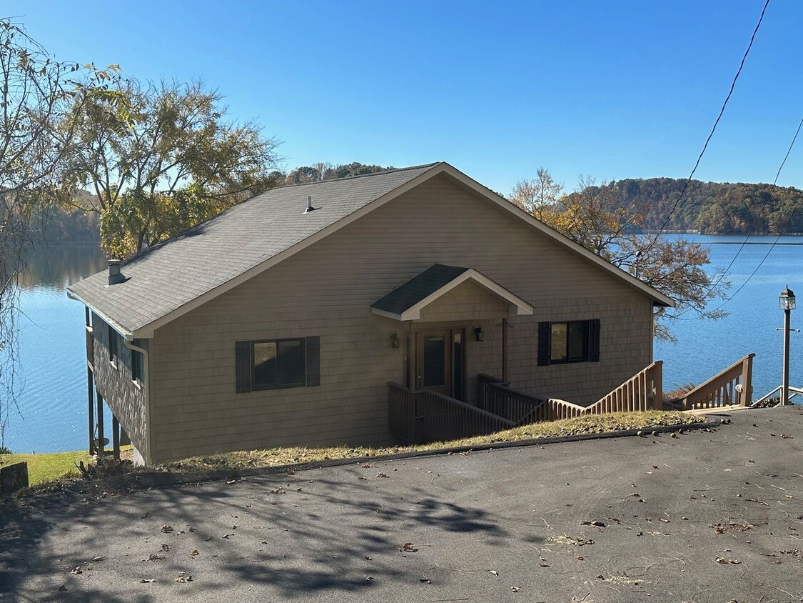 Foto principal - 4 Bedroom / 3 Bath Home on Boone Lake King...