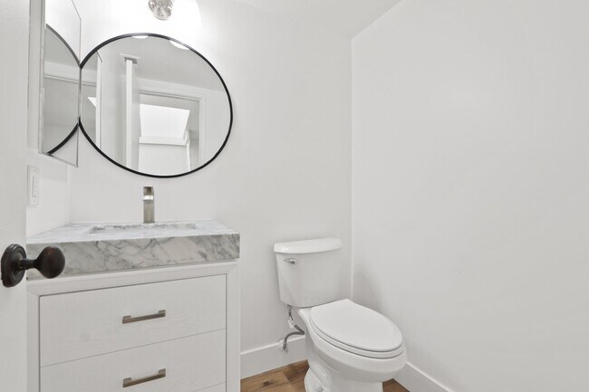 Foto del edificio - Rehabbed Newport Beach Townhome