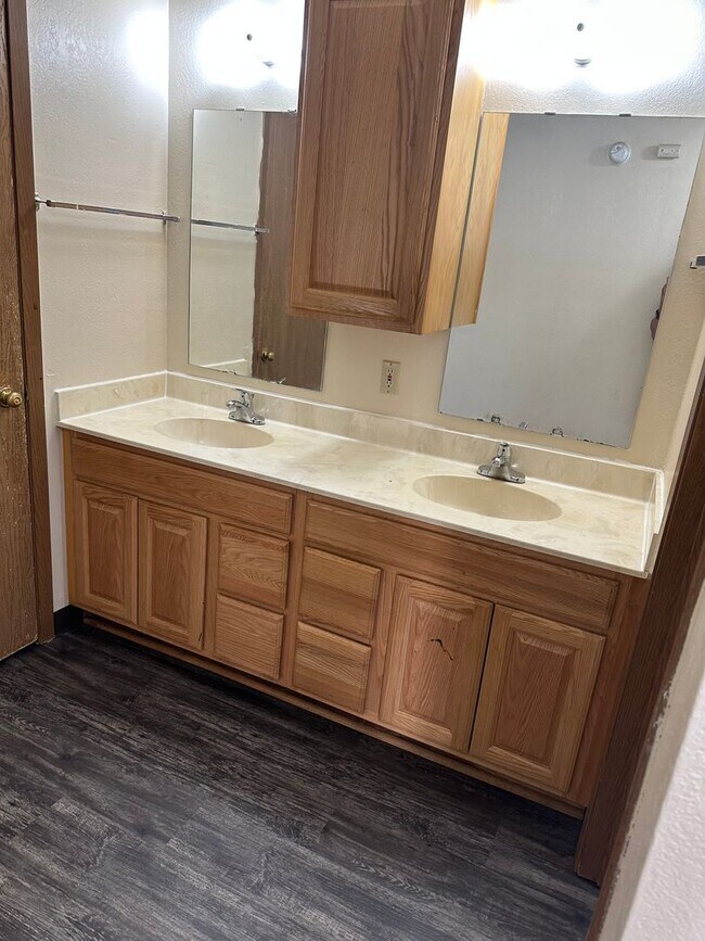 Building Photo - MOVE IN SPECIAL $1150.00 4 Bedroom Apartment