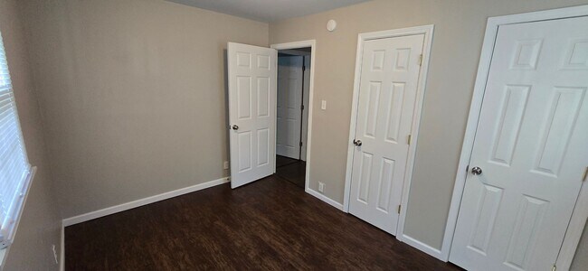 Building Photo - 3 bedroom, 1 bathroom!