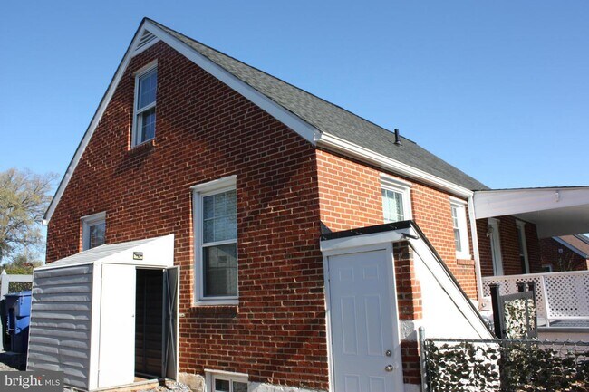 Building Photo - 423 Happy Creek Rd