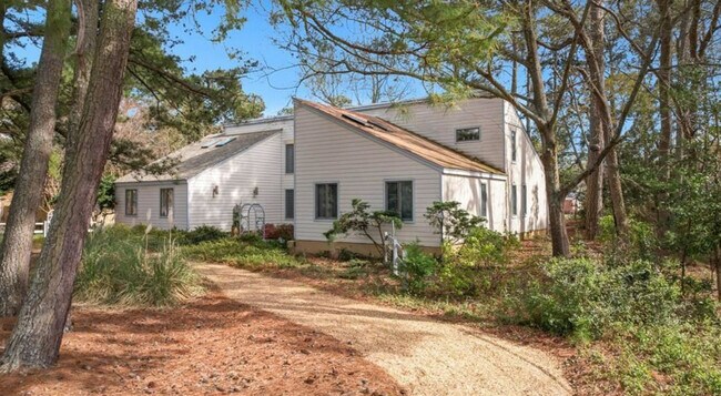 Building Photo - 557 Susan Constant Dr