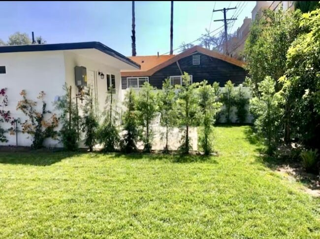 Building Photo - 11516 La Maida St