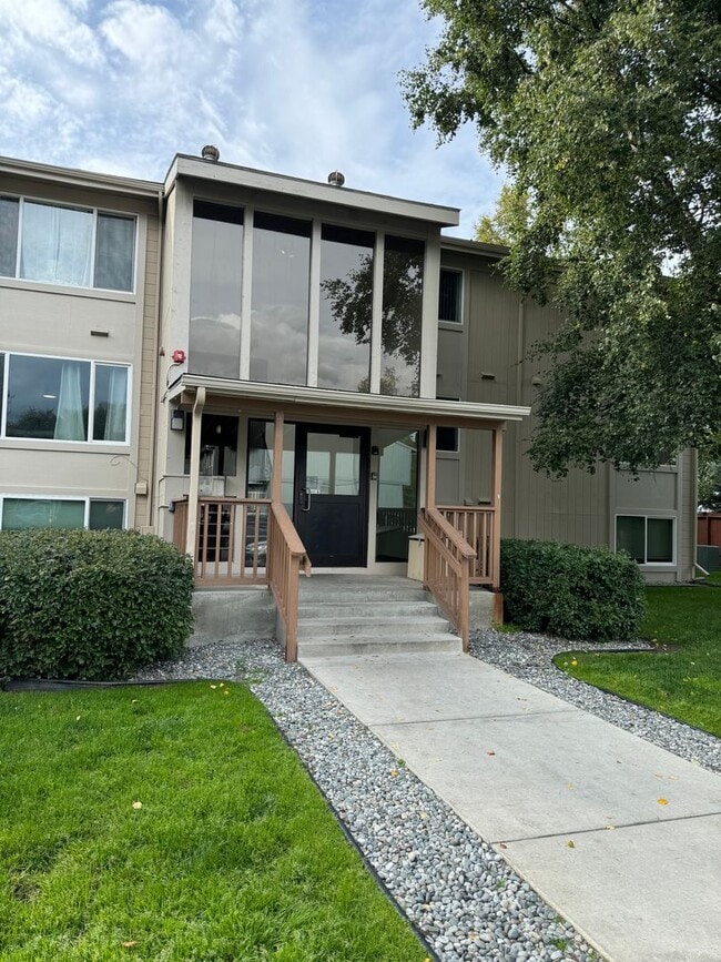 Building Photo - Bottom floor unit close to airport