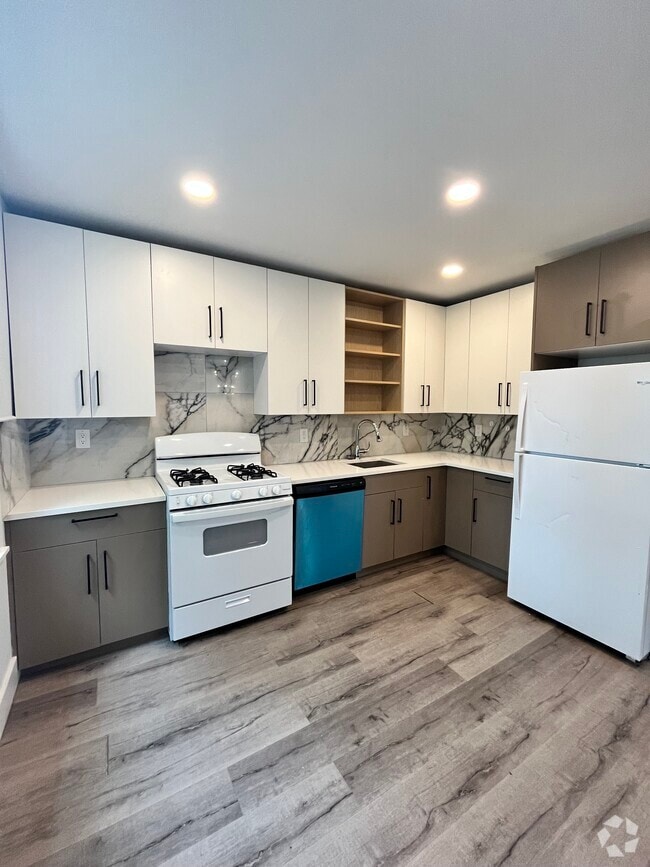 Building Photo - 28 E 47th St