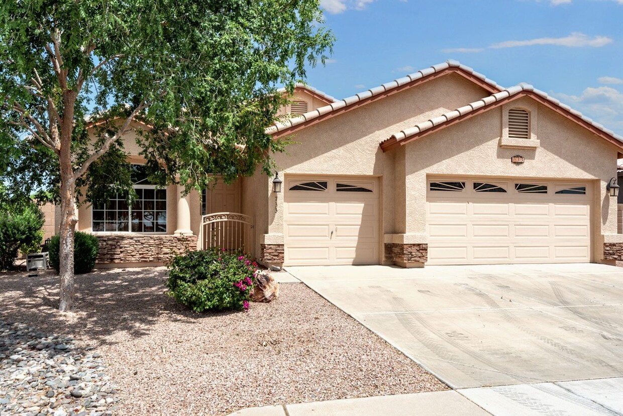 Primary Photo - Exquisite Desert Retreat: 3 Bedroom, 2 Bat...