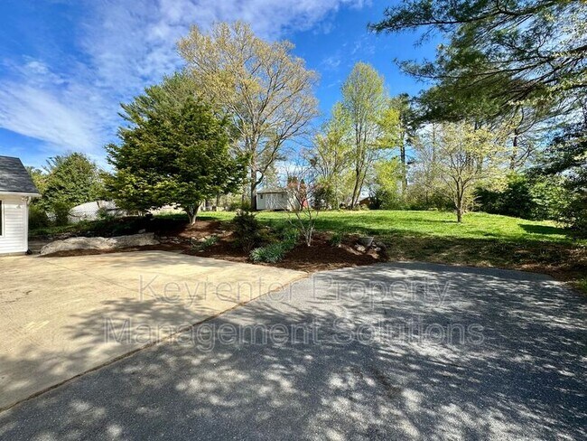 Building Photo - 2129 Forest Dr