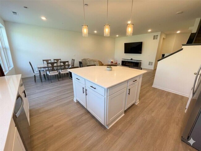 Foto del edificio - 6285 Larkspur Ln