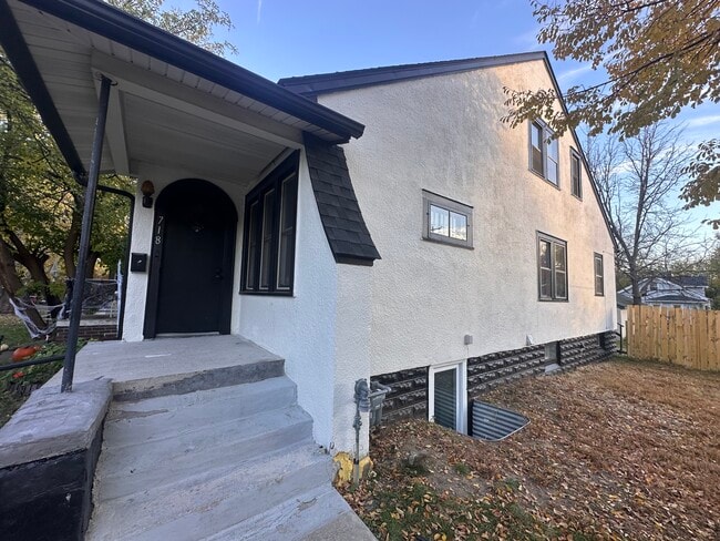 Foto del edificio - 718 Griggs St N
