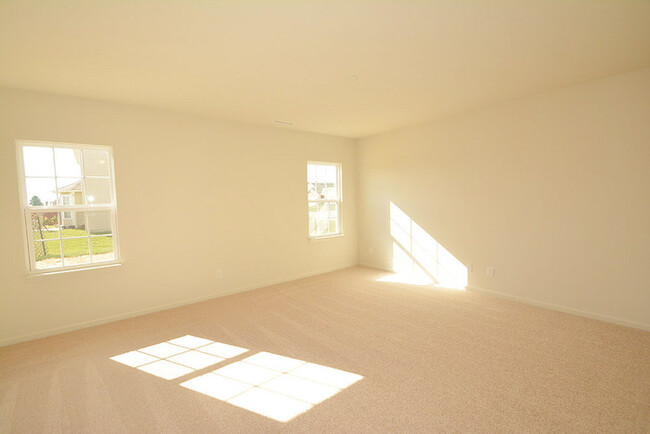 Building Photo - 4 bed 2.5 bath in Plainfield!