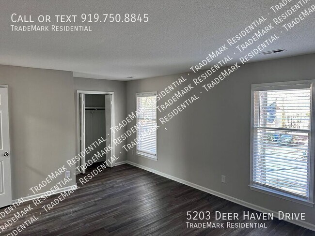 Foto del edificio - 5203 Deer Haven Dr