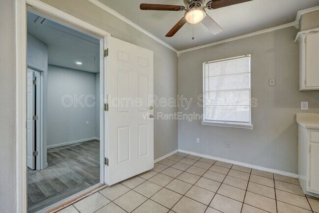 Building Photo - 1616 McGregor Dr